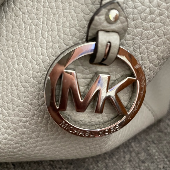 Michael Kors satchel purse in light gray with removable shoulder strap - Picture 4 of 6